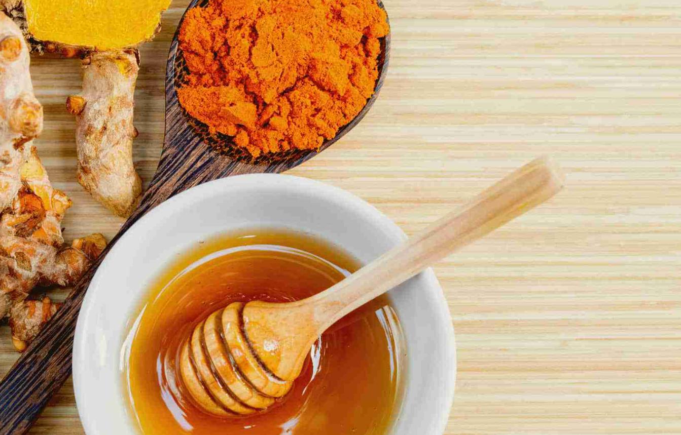 Mật ong và nghệ có thể chữa nhiệt miệng