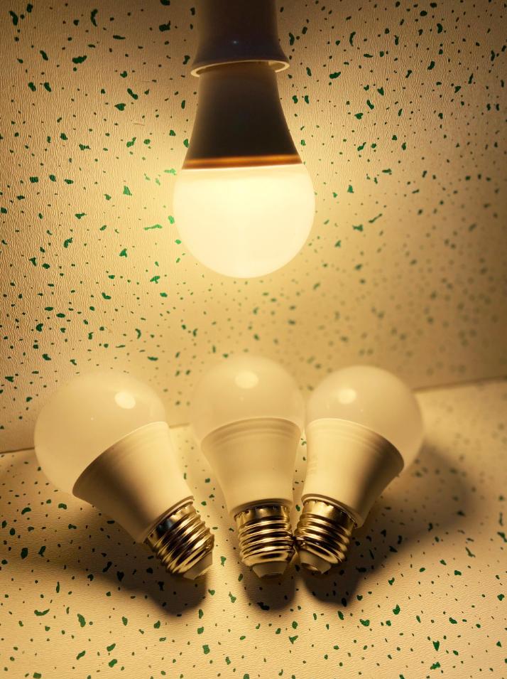 Ánh sáng vàng, hay còn gọi là ánh sáng ấm, có nhiệt độ màu từ 2700 đến 3000K