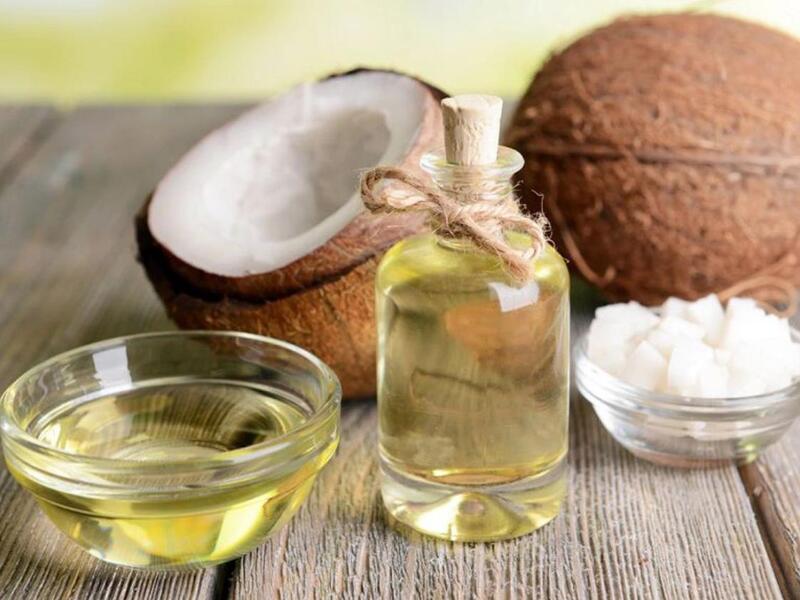 Làm trắng răng tại nhà bằng dầu dừa