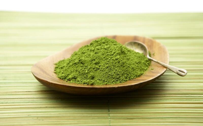 Làm trắng răng tại nhà bằng trà xanh